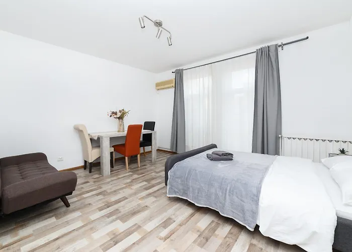 Color Street Blanari 12 Lejlighed